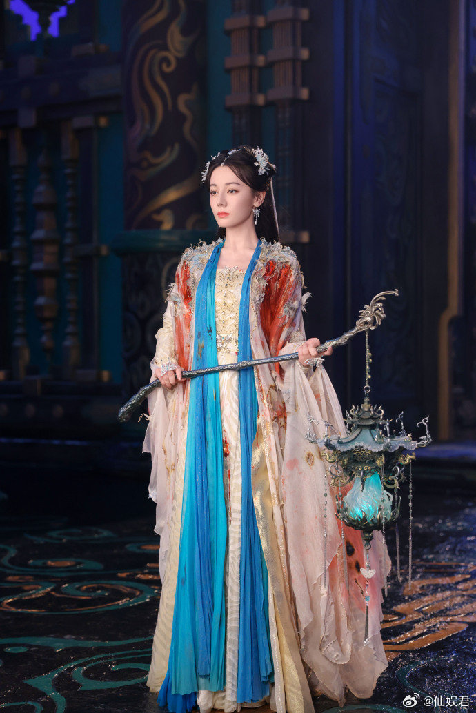 难怪迪丽热巴不爱上班找到了我和迪丽热巴的共同点，就是都不爱上班，听到这样的说法也