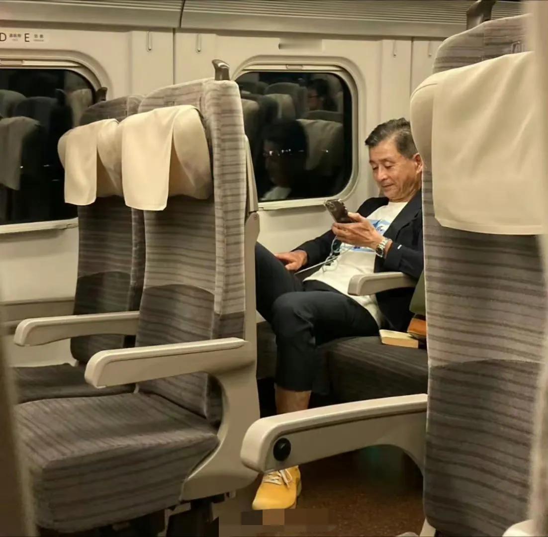 日本老头，看起来年纪不小。