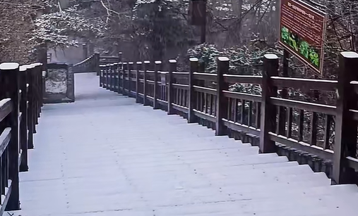 陕西大风降温来袭 太白山下雪了