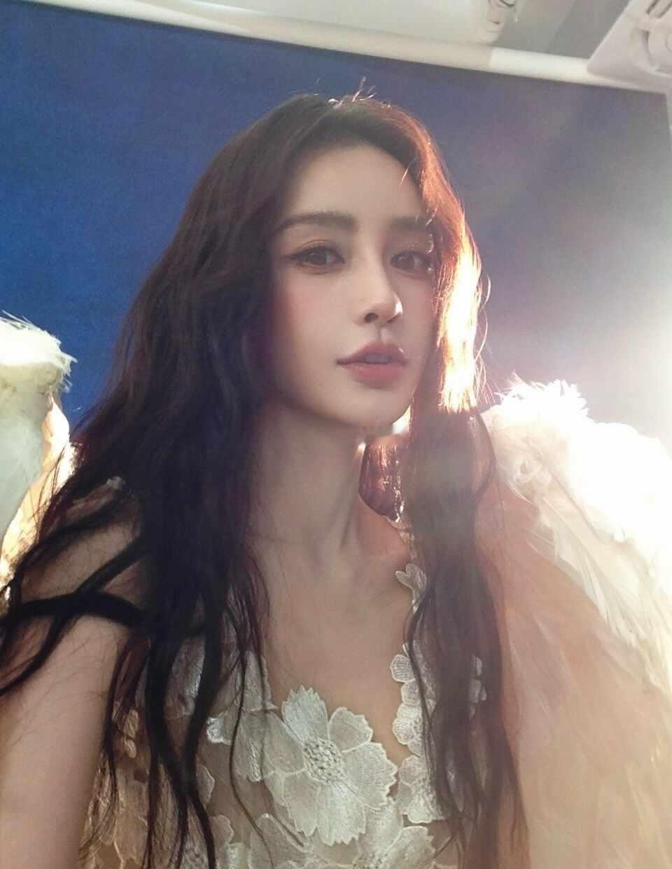 所有人点开感受美神自拍
完全是我妈妈女神欧尼Angelababy