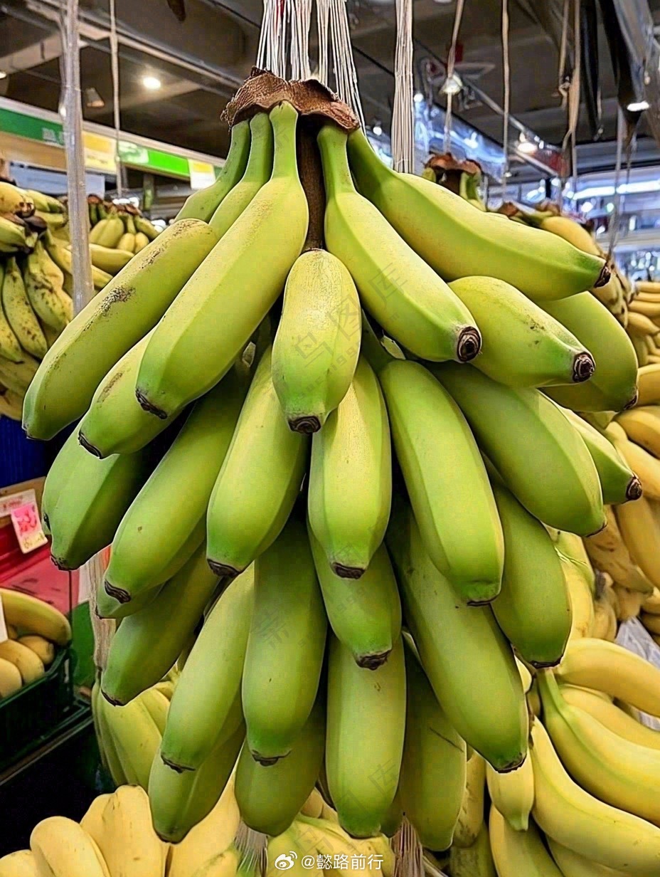 香蕉 水果界的唢呐真是真是！！香蕉🍌草莓🍓奶昔做完草莓🍓就变成了小透明！真