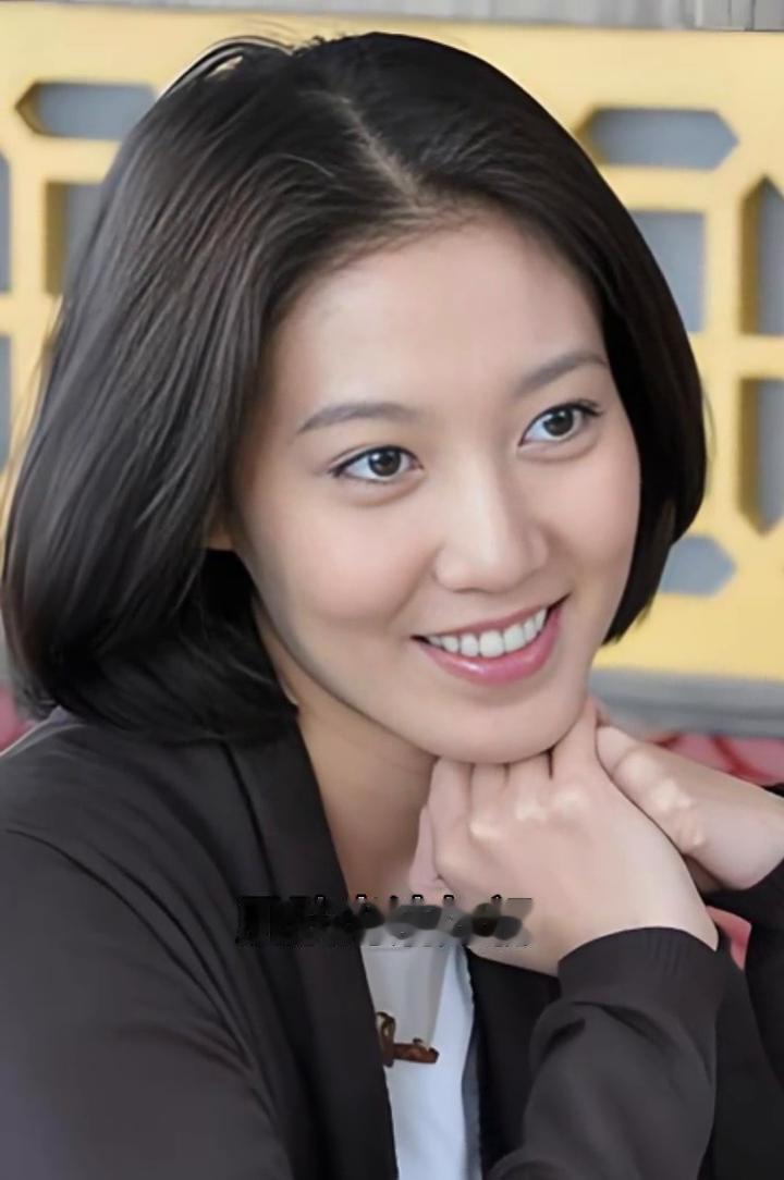 一九八二年生于北京，中戏毕业的他演技令人折服。多年后的今天，他依旧面容清秀，肌肤