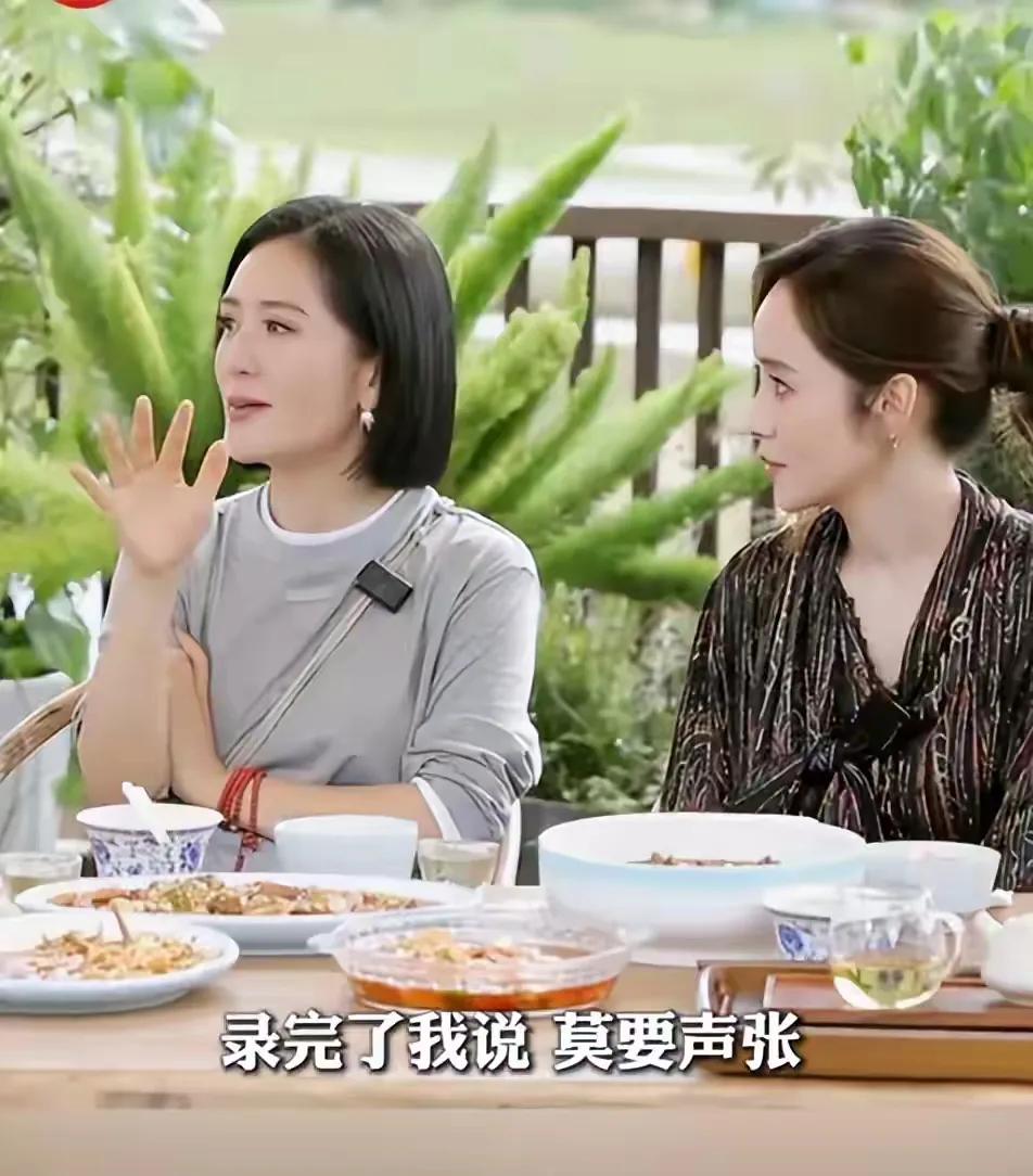 谢娜参加央视中秋节晚会
没想到恶心的一幕还是出现了
还牵连了张杰，我也通过这个事