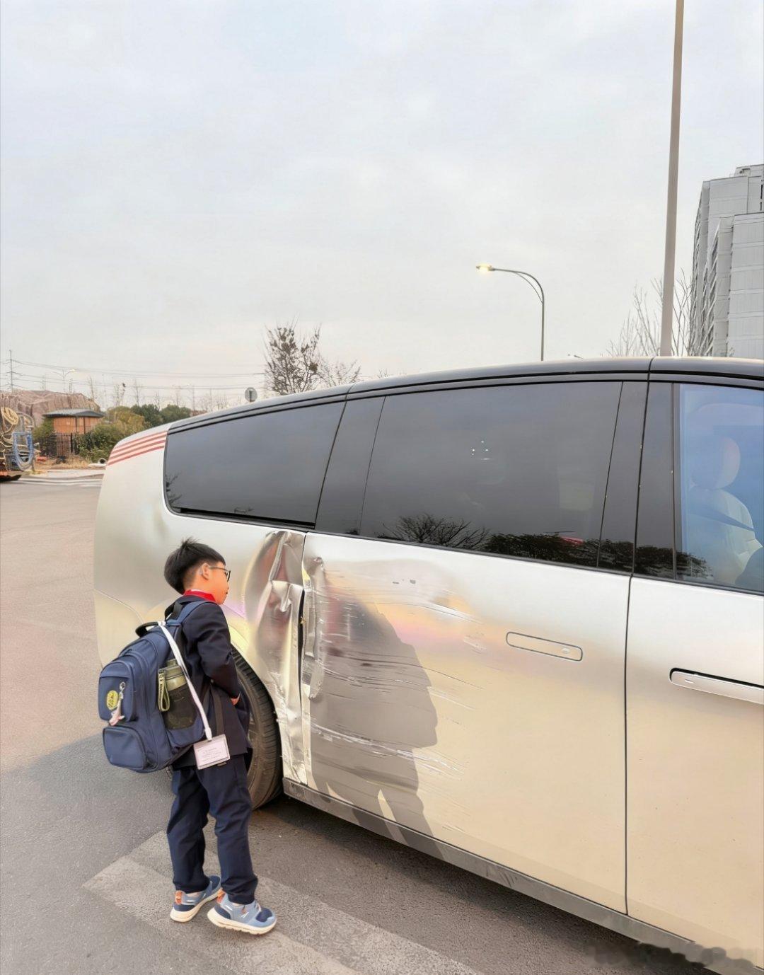 好心疼! 这辆理想Mega怎么撞得？ 