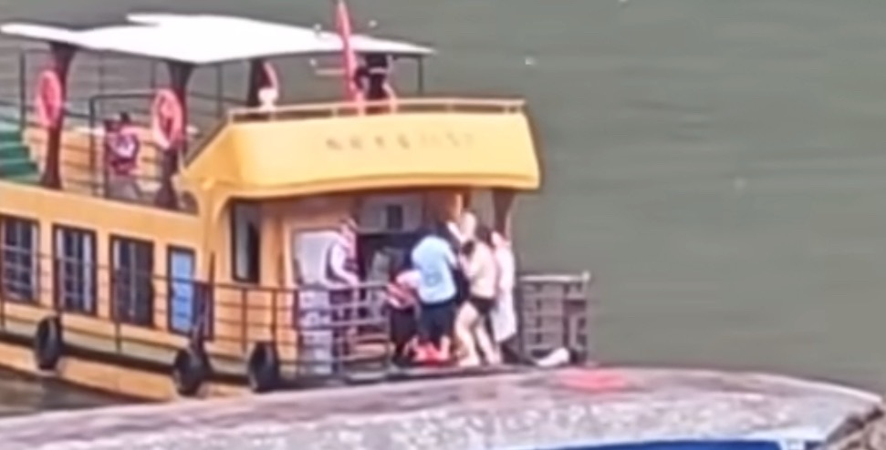 贵州黔西游船侧翻事故约70人落水看了半天，这是在施救吗？ ​​​