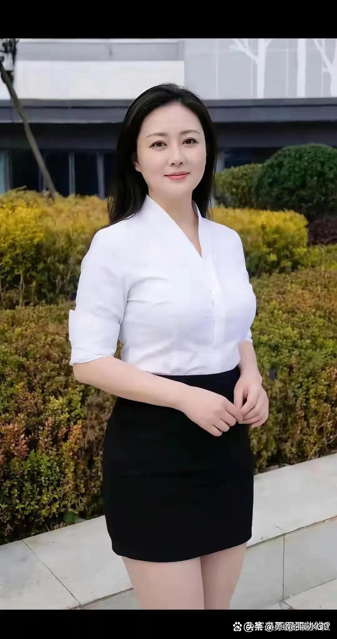 白衣似雪，黑裙如墨，仅仅想象这样的画面，便觉美不可言。仿佛置身于蜀园之中，舞者们