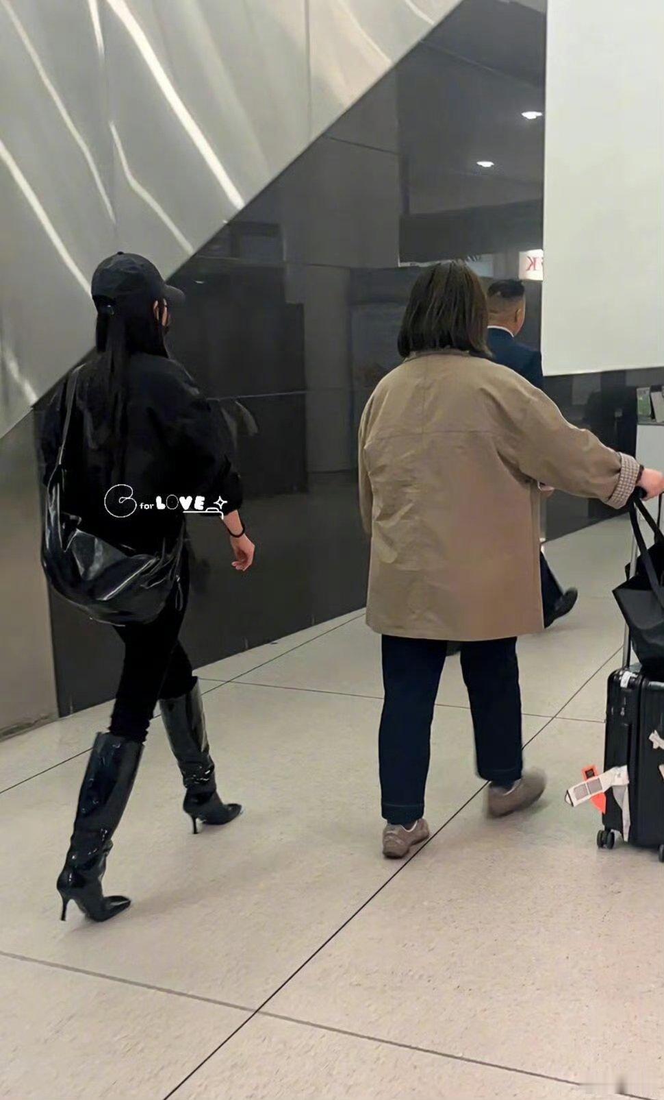 杨幂纽约机场路透杨幂到达纽约 杨幂纽约机场路透杨幂[超话] ​ ​​​