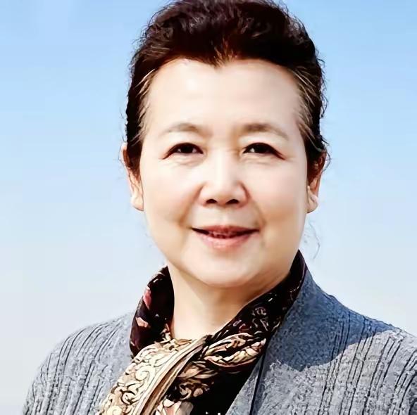 这位慈祥温柔，优雅大方老太太，记得演四世同堂胖菊子，正阳门下苏萌奶奶的扮演者一李