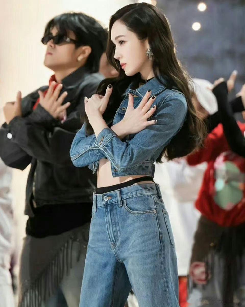 #郑秀妍也穿过娜扎同款裤子#我都羡慕穿不上这种款式，好美的两人，我想吐槽的一般都