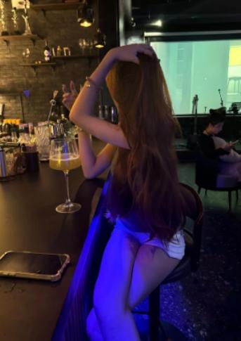 44岁男子在酒吧，想5万包养18岁女孩！女孩爽快答应，2人来到出租屋，发生了关系
