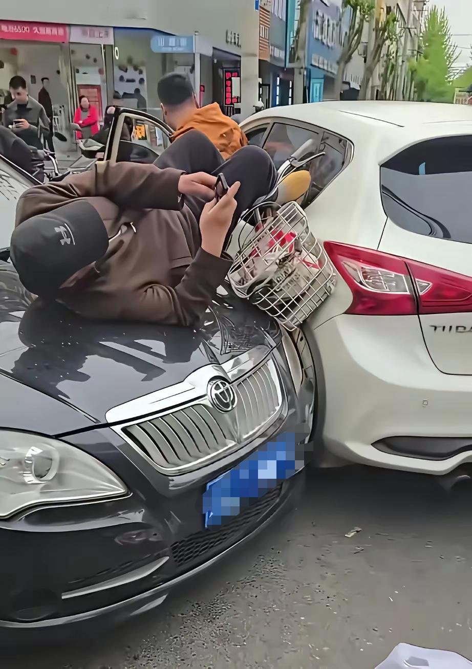 大爷正在淡定的给媳妇发信息，问孩子婚房的首付还缺多少，说他已经想到办法了，可能今