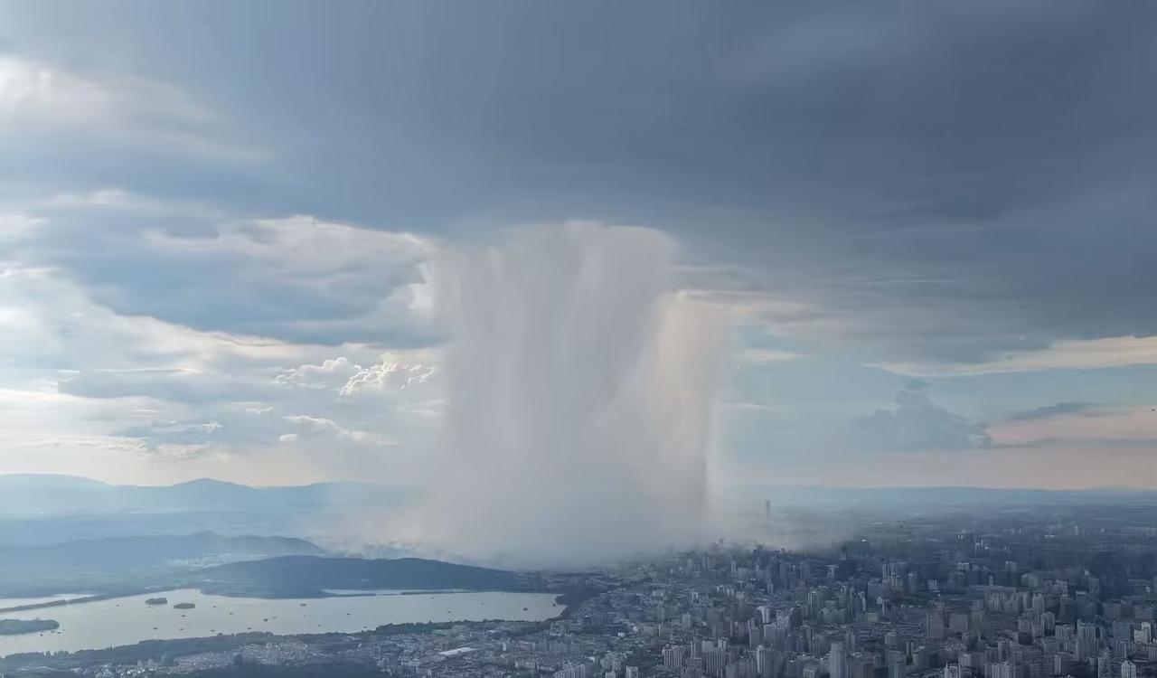 杭州这局部大暴雨，真绝了！跟《大鱼海棠》里的通天水柱似的，那雨跟不要钱似的往下倒