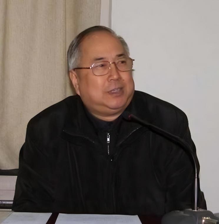 中国科学院院士姜伯驹曾经语出惊人：“不是别人要卡我们的脖子，而是我们的教育困住了