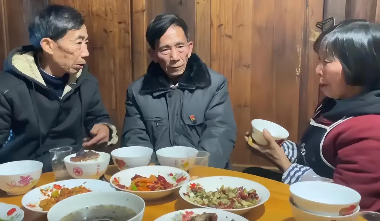这是两个哥哥看望妹妹时，在一起拍下的珍贵留影。
两位哥哥一个74岁，一个83岁了