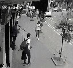 这个渣男该打，使劲打，太欠揍了，后面来的正能量男人，路见不平，打的太好了，给美男
