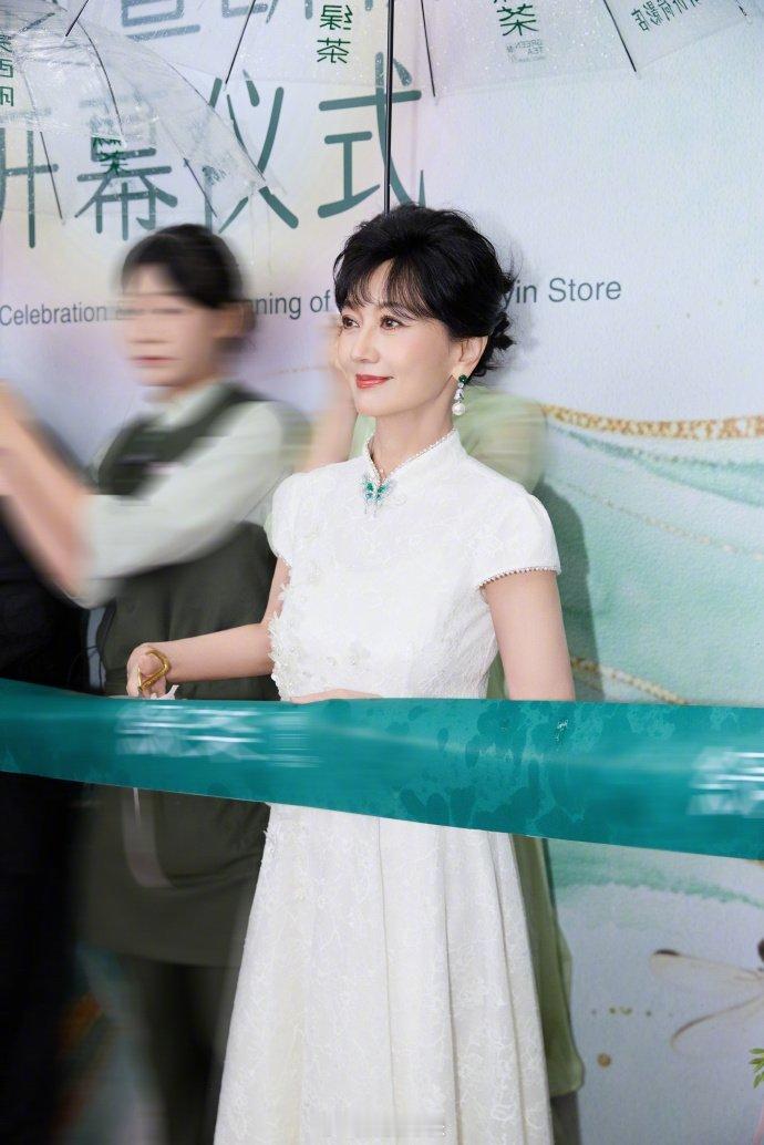 赵雅芝煙雨中的西湖 ​我的脑袋里已经自动生成bgm了～～ 西湖美景三月天嘞～十月