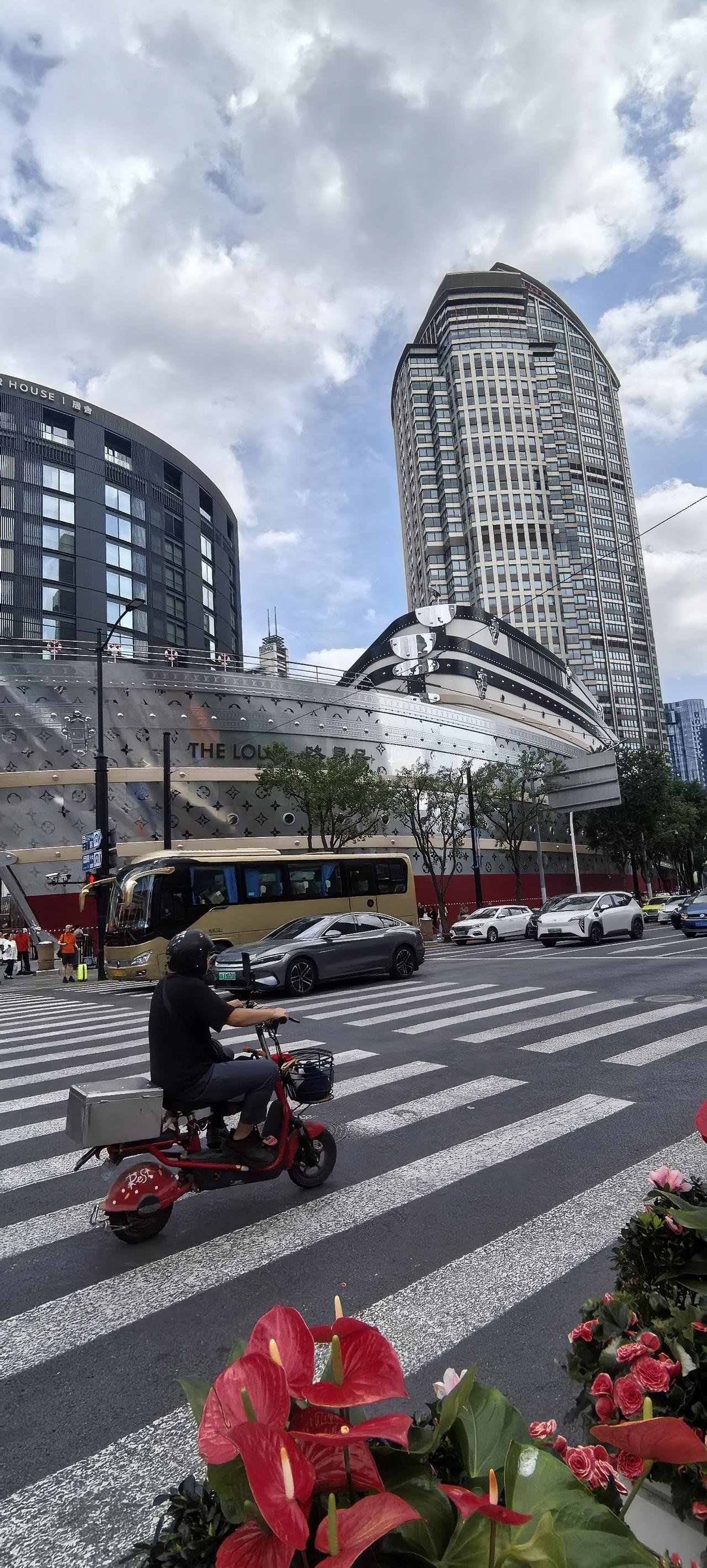 上海街头太有冲击力
 
走在上海街头，一眼就被这艘巨型“邮轮”建筑震撼到了。
 