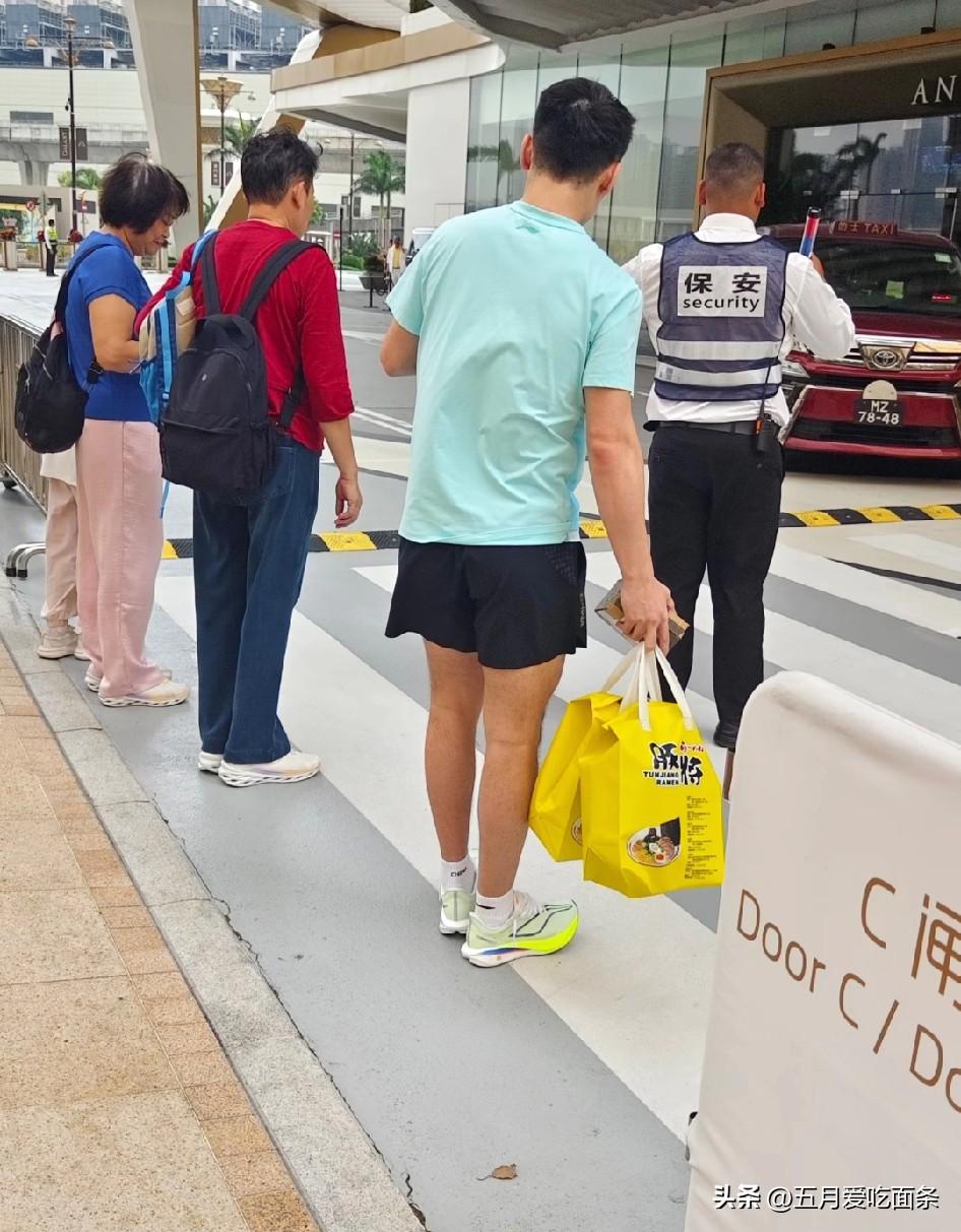 网友偶遇拿外卖的牛冠凯，手提两袋外卖。
看袋子装得挺满，里面肯定不止两份面。
这