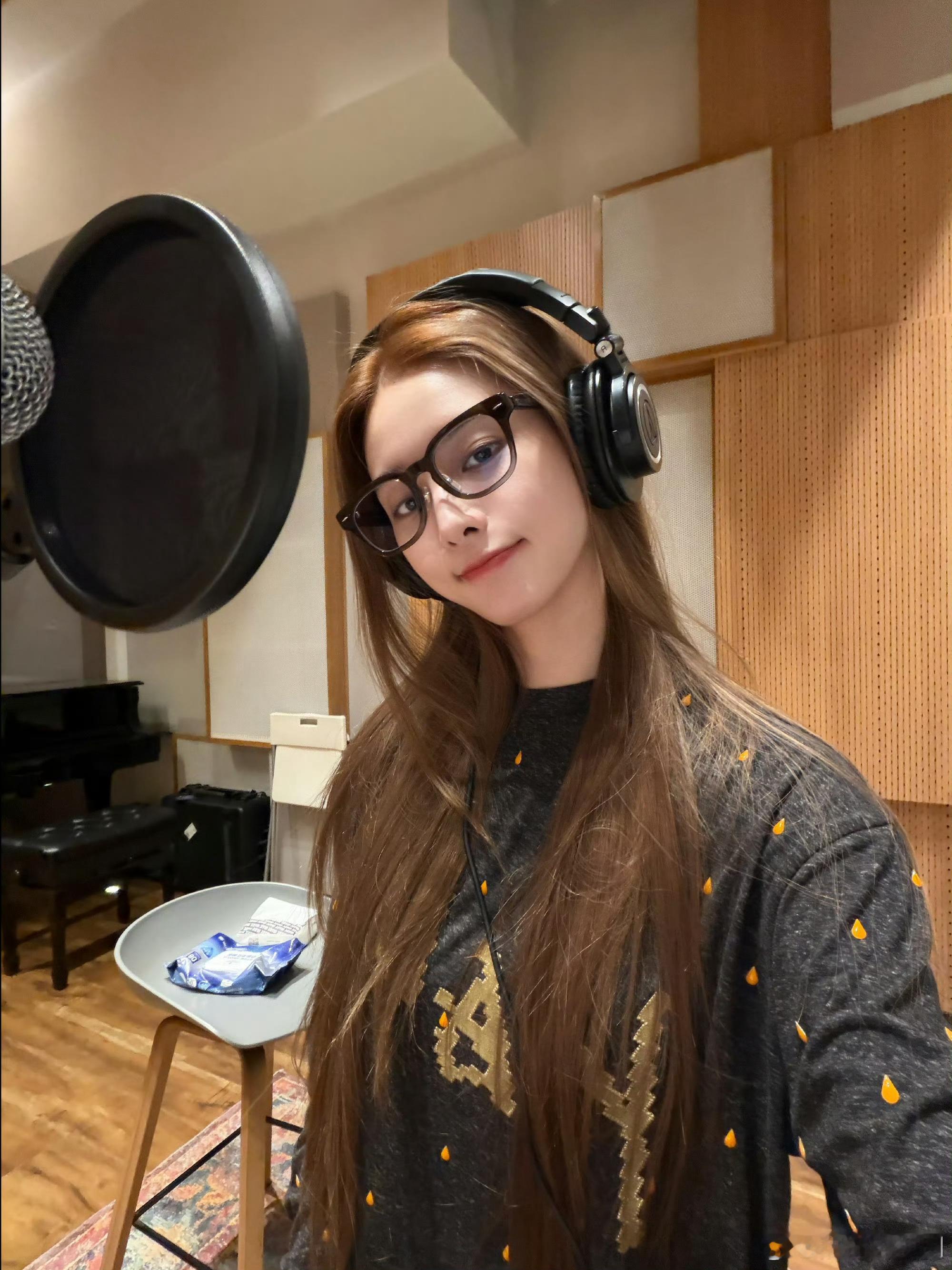 闺蜜这是在录新歌吗？🤩 高马尾yyds！美疯了，已经开始搓手手等新歌了！ 