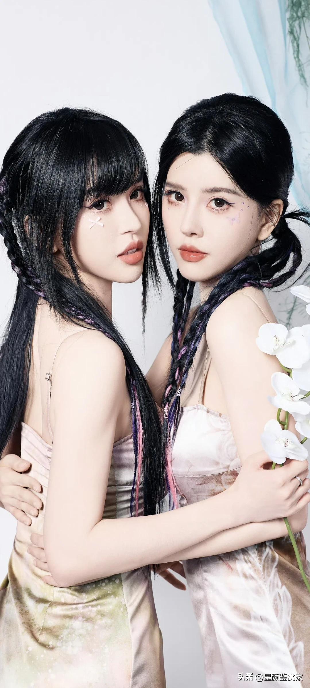 By2的新写真好美，水墨晕染裙搭配灵动麻花辫，姐妹俩就像从画中走出来的一样。