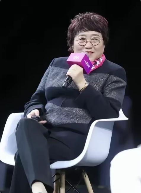 性学专家李银河说："千万不要在家闲着，即使没工作、没事干，也千万别躺平。因为人一