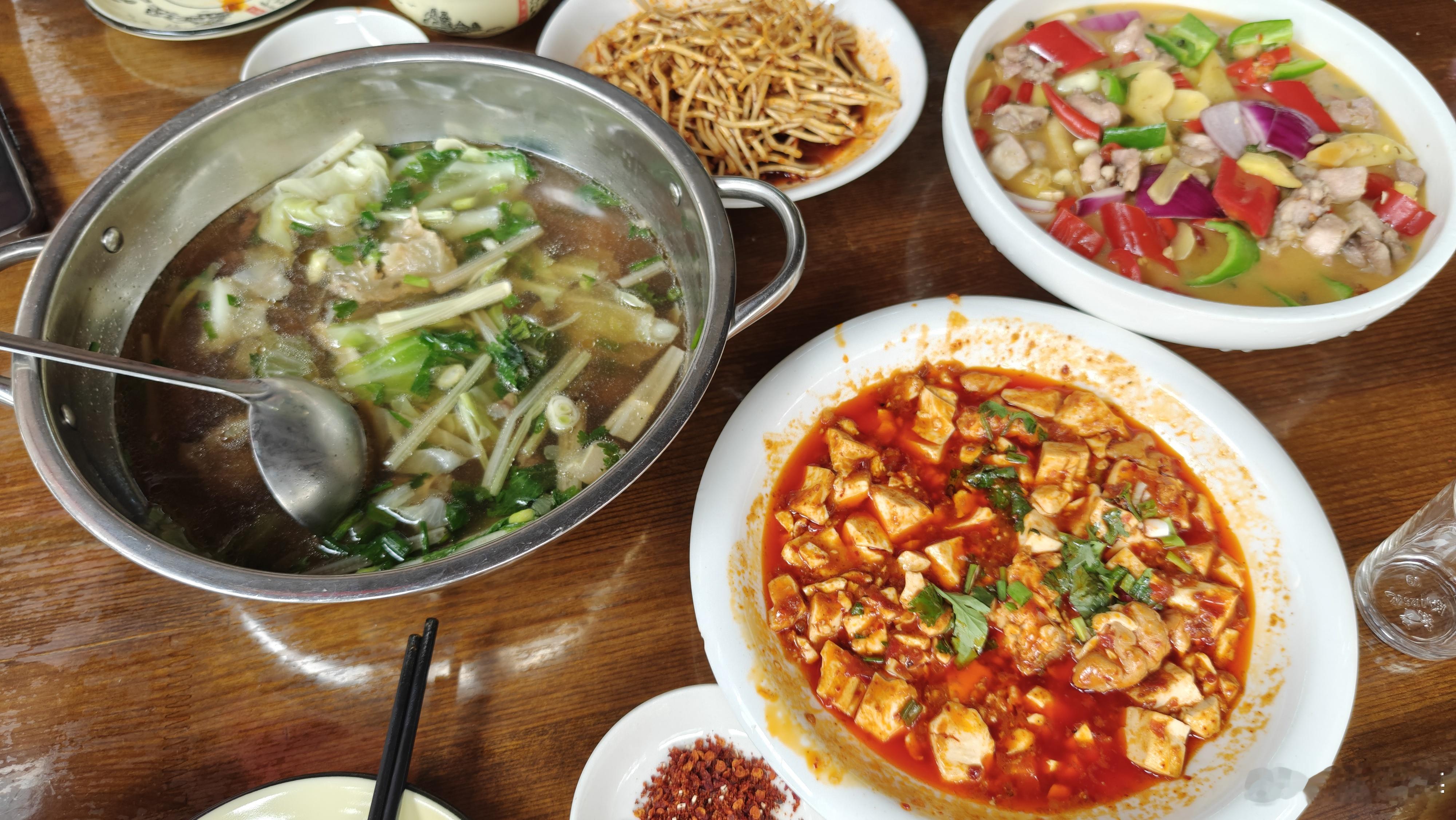 今天开了150多公里去峨眉山吃了一家跷脚牛肉，味道是真的赞啊。一个字鲜。凉拌折耳
