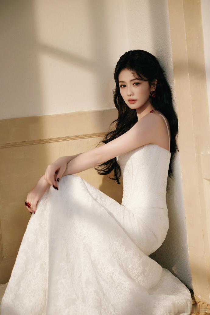 白鹿顶级过肺 被白鹿笑晕！红色水晶拖鞋配白鹿顶级过肺名场面，顶着高颜值说“没味”