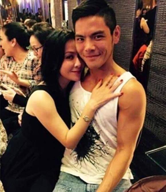 向佐挺自信的，即使图二的他看起来很不帅，他也很自信。自信真的很重要，看向佐永远都