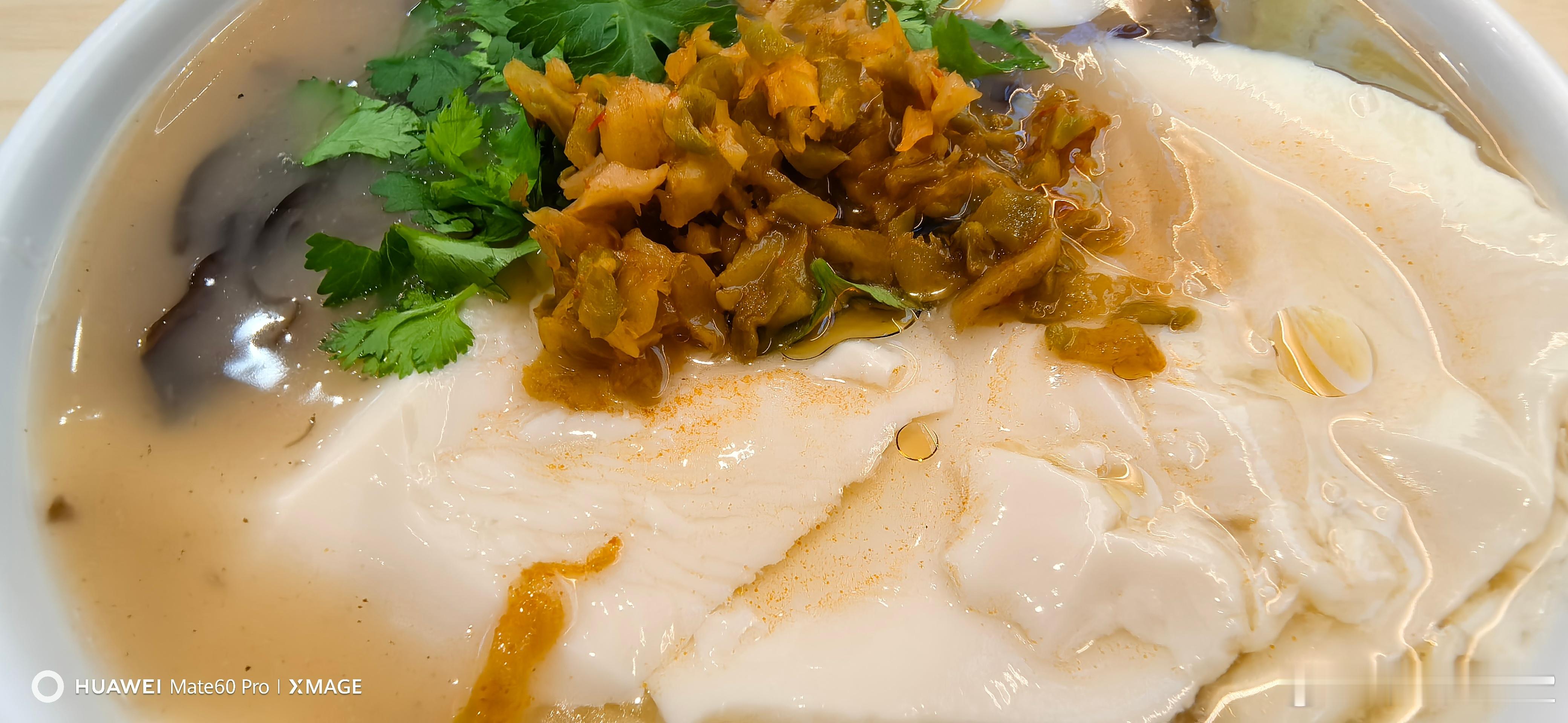 早饭中吃[允悲]豆腐脑+锅贴，水磨辣椒酱+醋，是我读书时早餐的最佳组合。美食分享