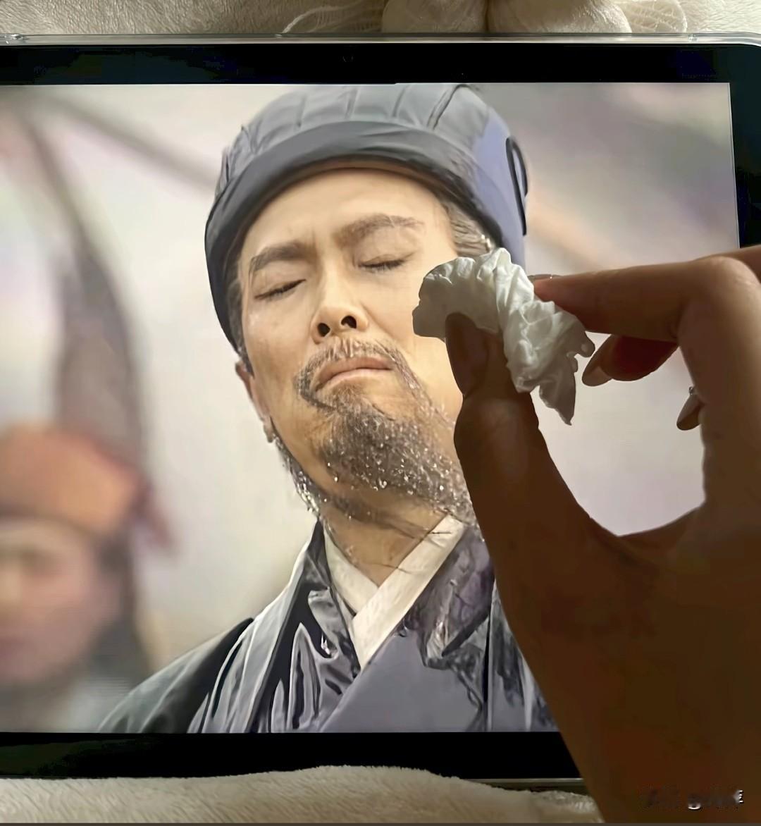 最近迷上了《三国演义》当看到这一段时，我感觉到了军师的无助，心里也跟着破防了。