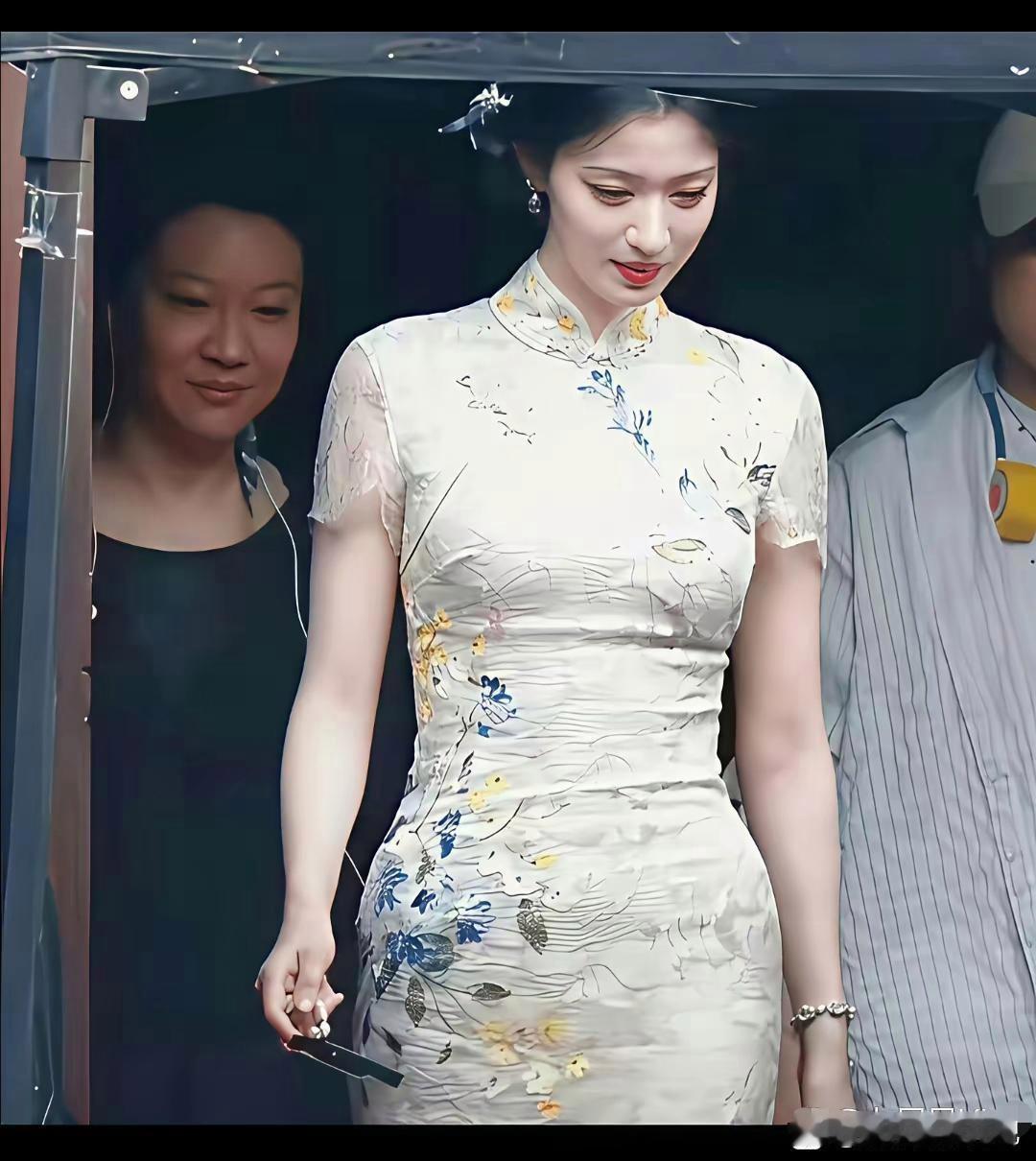 王楚然这身材在私底下简直是标准身材，不胖不瘦、婀娜多姿、玲珑有致。
可这身材好是