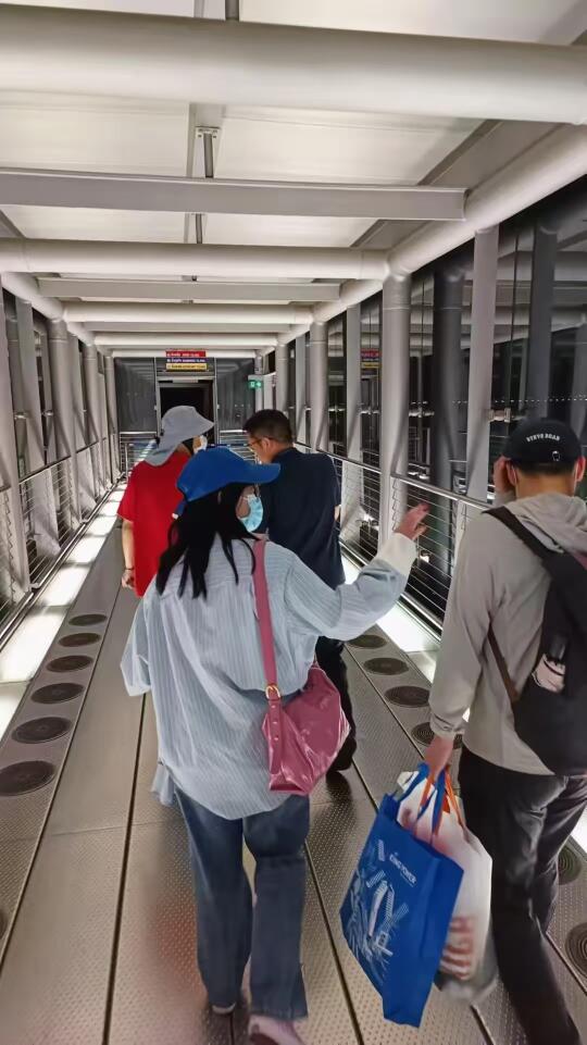 戴假发穿红T恤，王星回家元气满满！