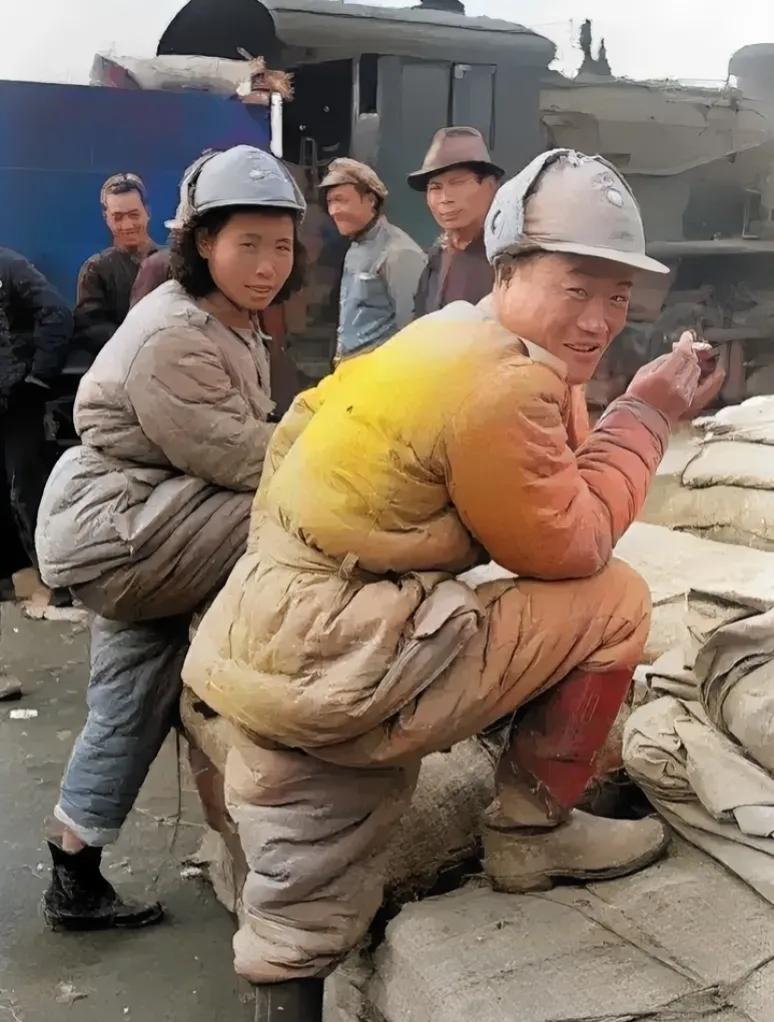 1948年，徐州火车站，寒风刺骨，人们行色匆匆，奔波于战乱之间，有两个国民党的士