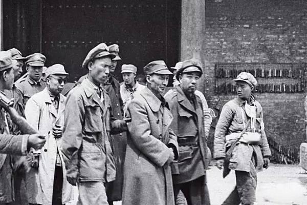 1949年，孙楚在太原战役被俘后罕见留影，胡子拉碴，一脸的颓废相
1949年，国