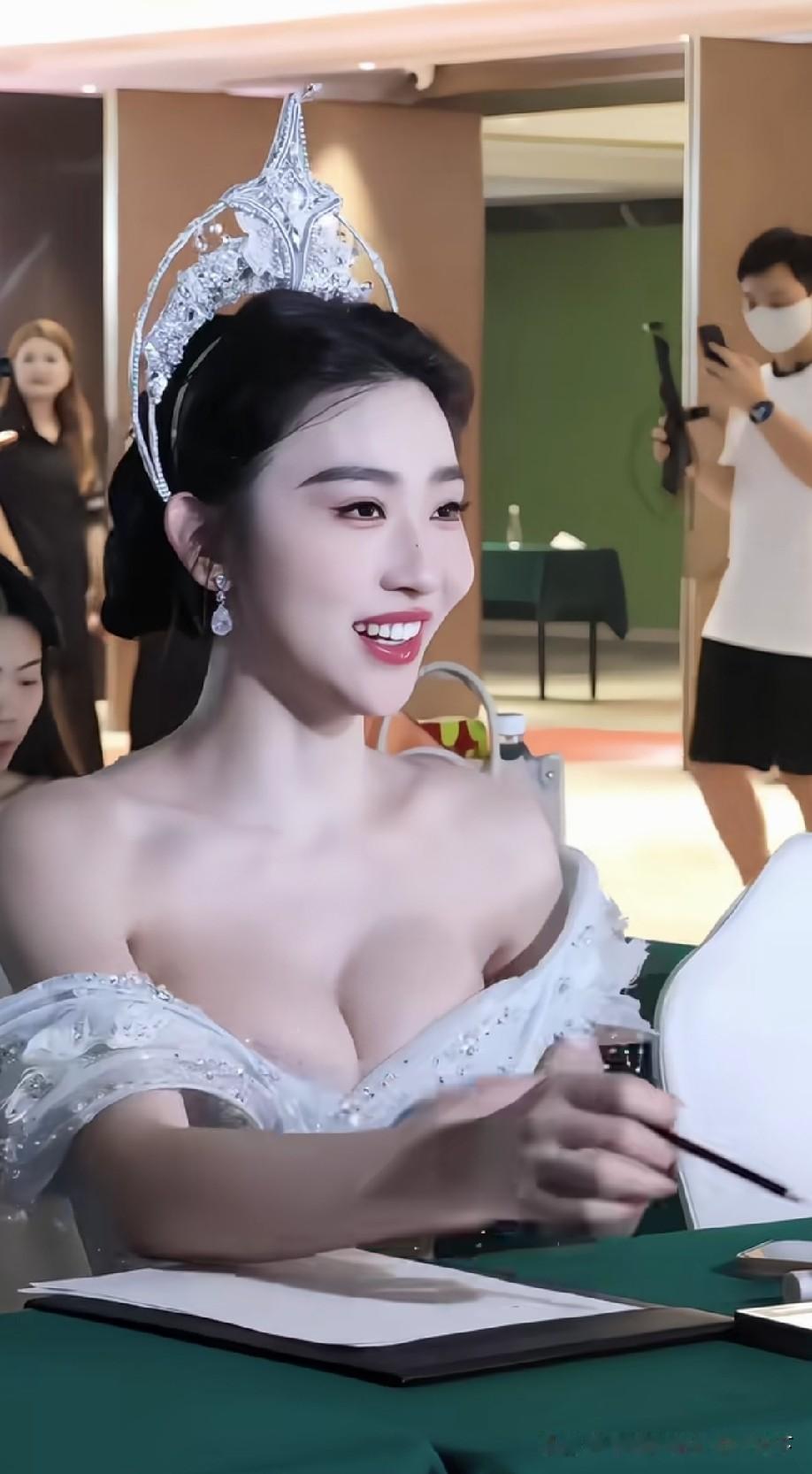 都当上嘉宾评委了！