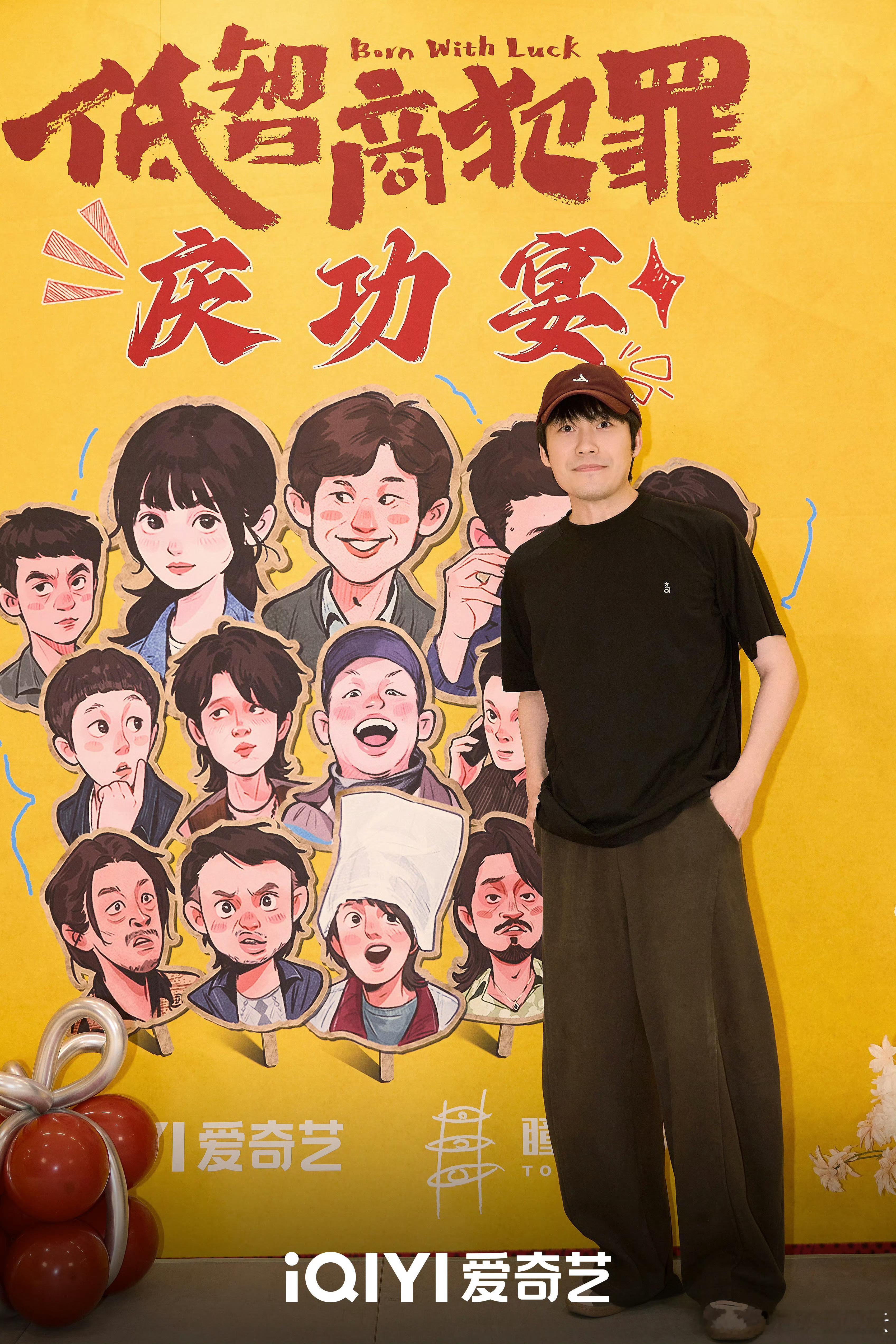 你们荣城哥嫂现实里也玩上下装各穿一件同色系这一套啊。。结果大合照也站在一起这个嫂