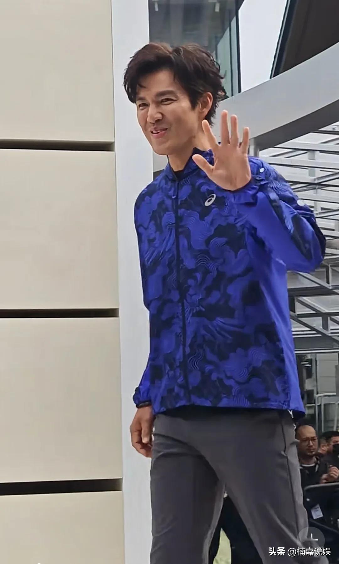 钟汉良现身成都太古里出席活动，这哥们是怎么做到在不惑之年，还有少年的拘谨感的。[