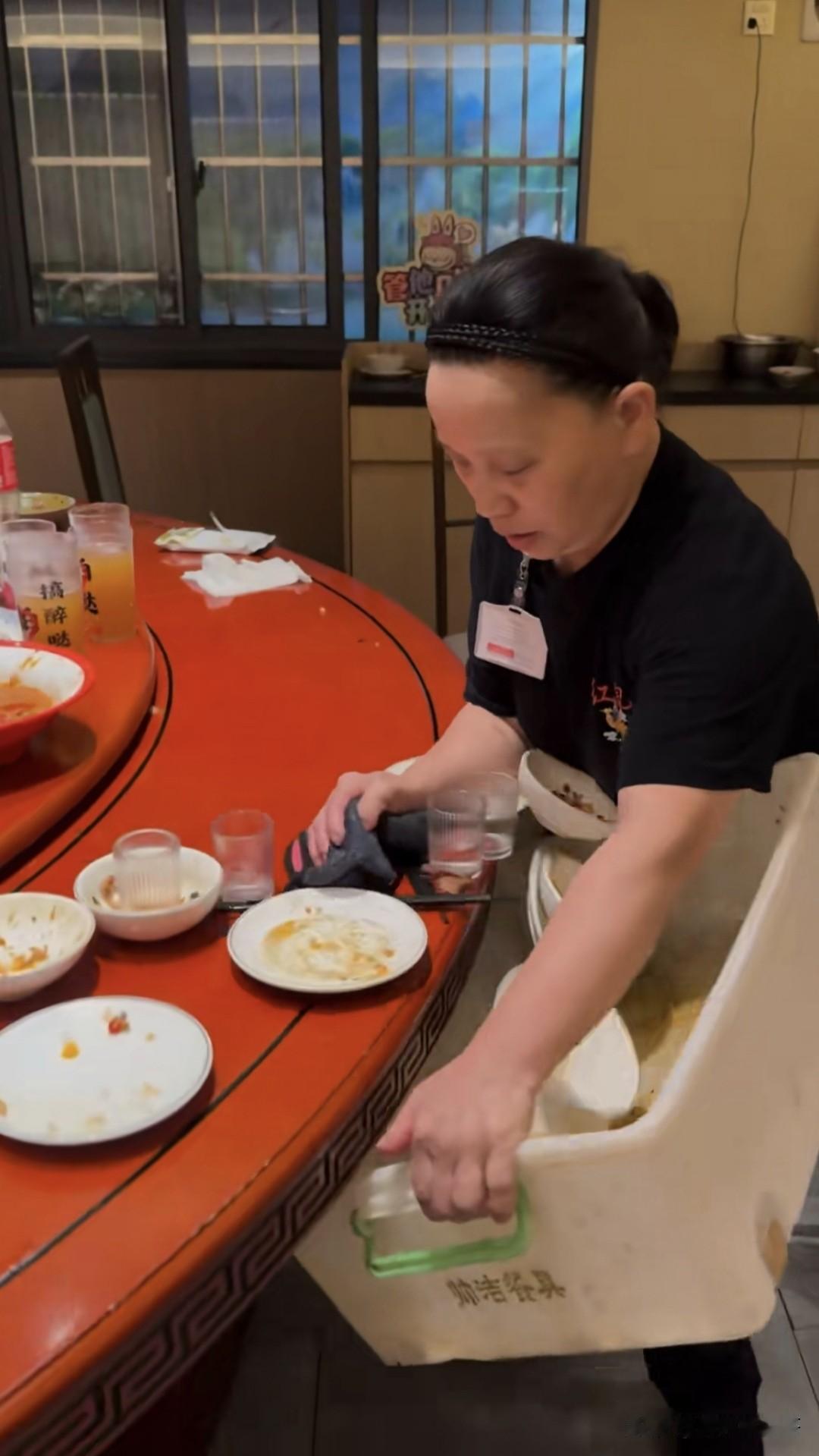 难怪平时用的消毒餐具经常东破一块西破一块
