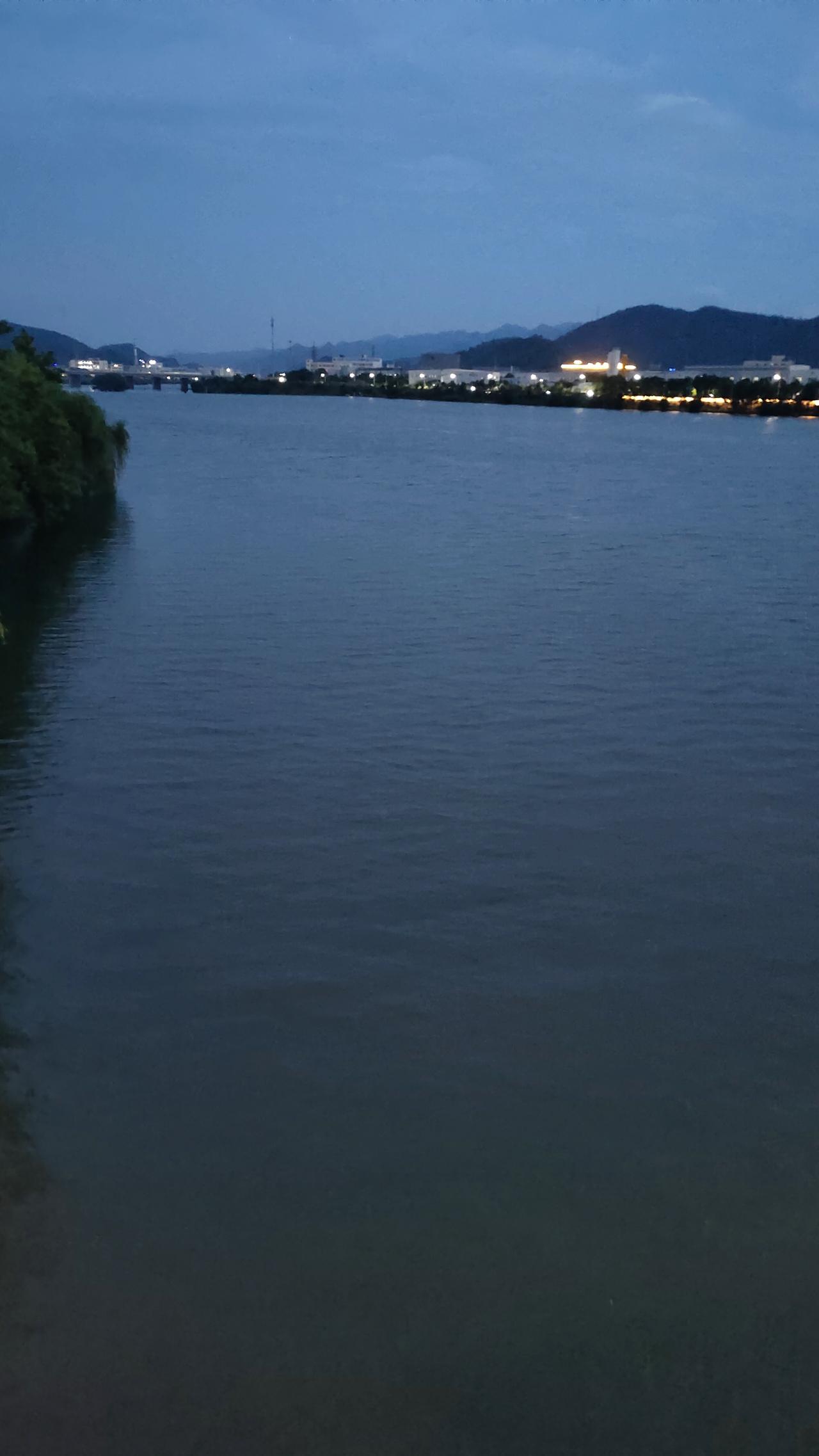 巴威台风来临前，始丰湖的风平浪静。