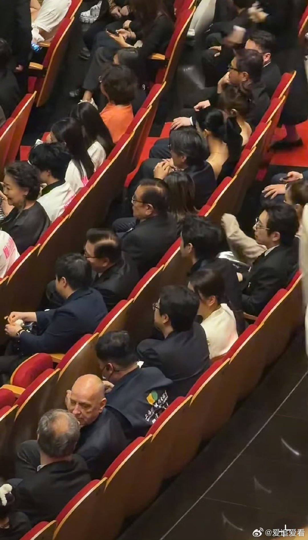 张若昀脸颊肉张若昀好紧实的一张脸利落紧致的面部线条勾勒出成熟硬朗气质，难得的是还