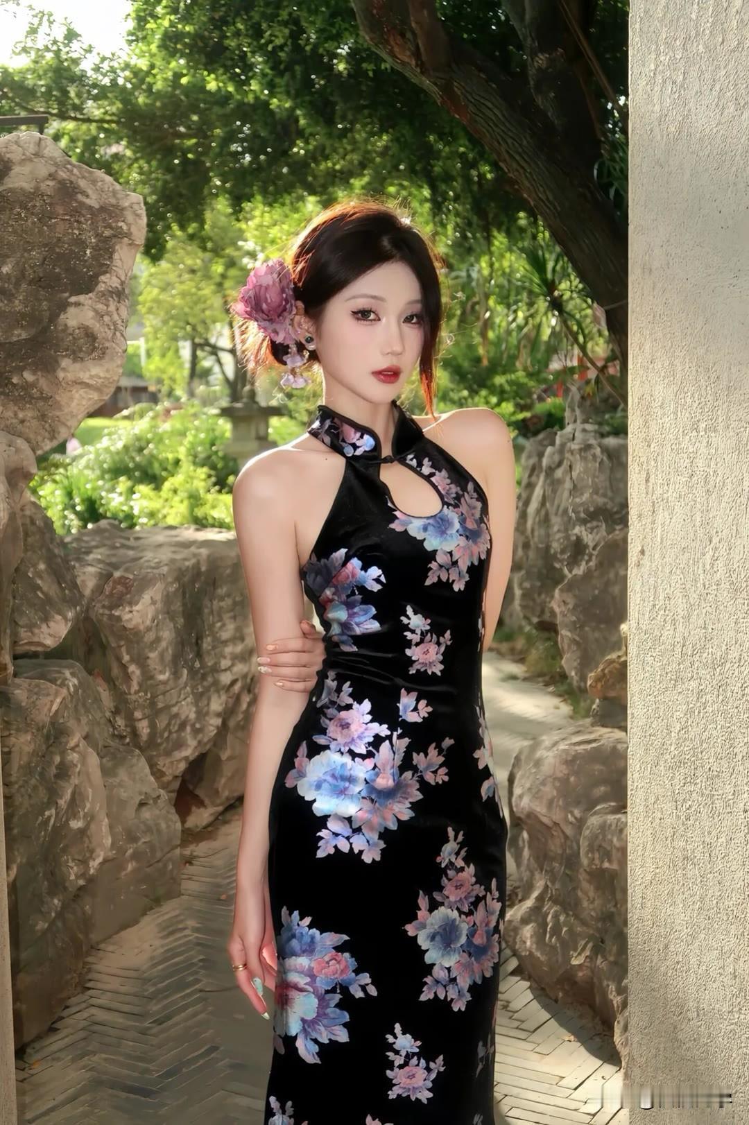这位女士穿着花旗袍，站在绿树旁。粉色衣服怎么穿才好看?