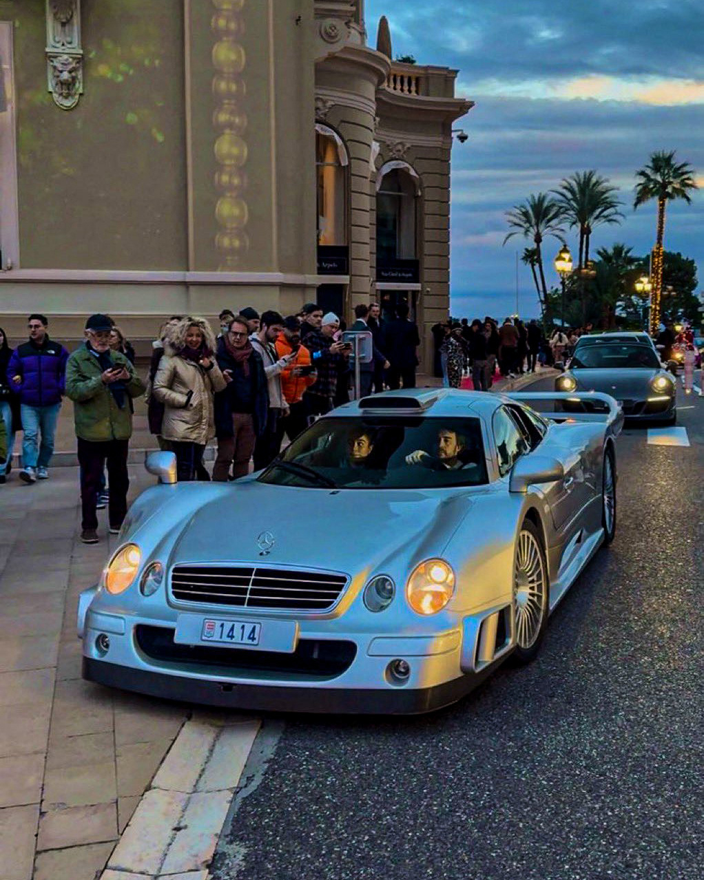 f1 头哥驾驶Mercedes CLK GTR现身摩纳哥街头，太美了～📸 