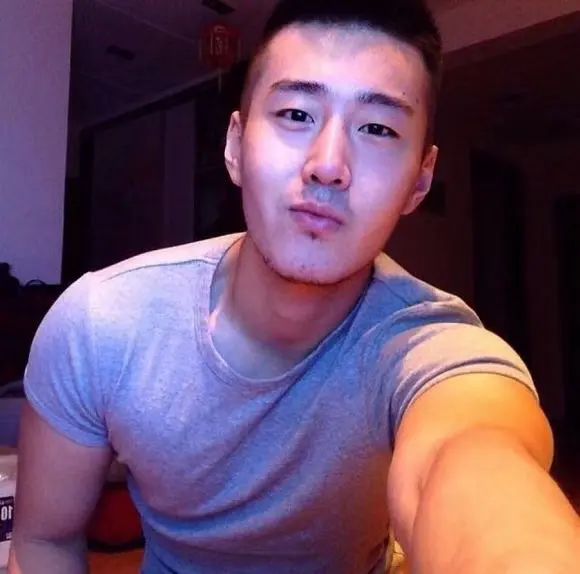 这么帅的当年我不上我想什么呢 年少不知大叔好 错把男孩当成宝 大叔现在...