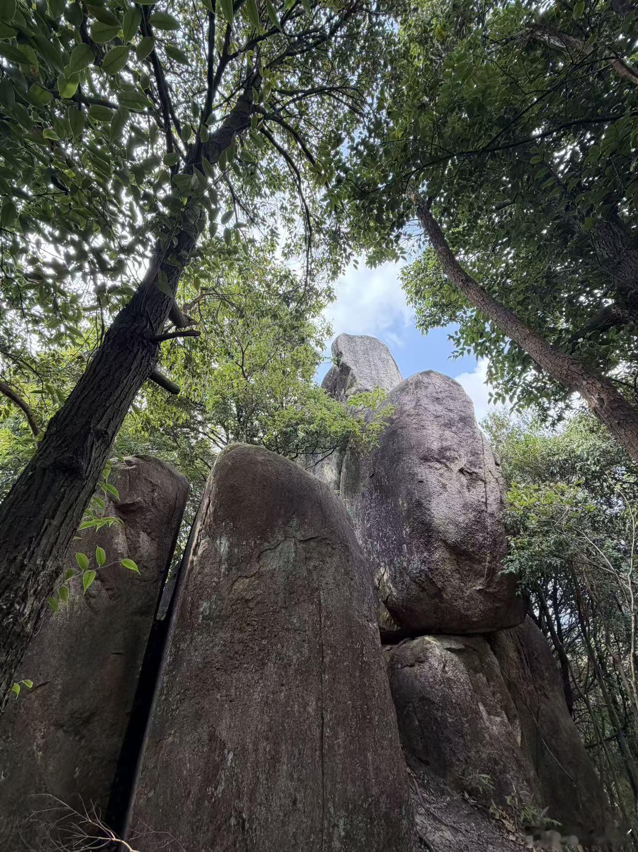 小黄山的石头很奇特 ​​​