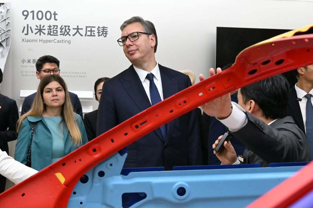 5月26日，塞尔维亚总统武契奇参观小米汽车武契奇到小米汽车工厂参访