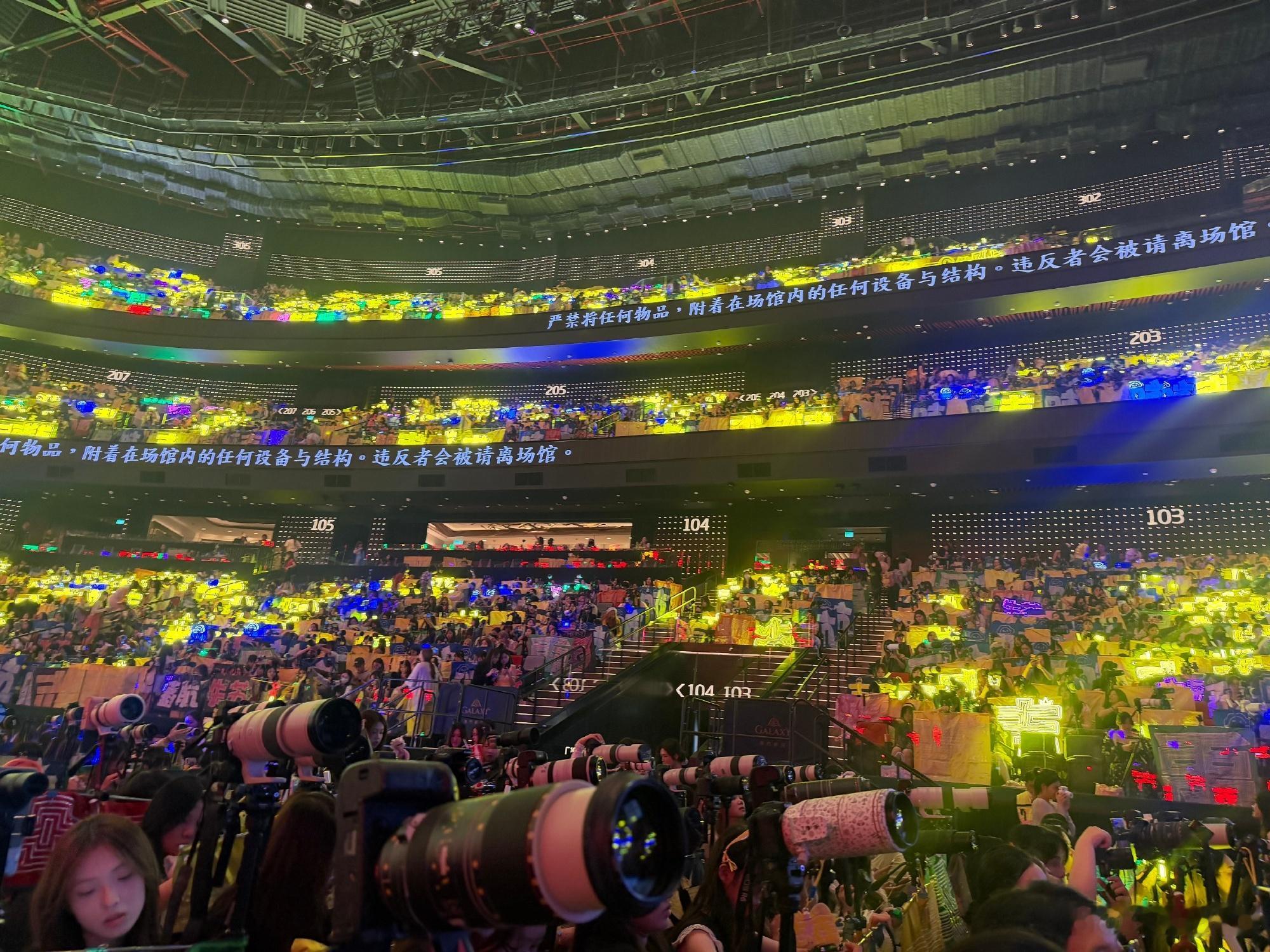 朱志鑫澳门两天黄海朱志鑫澳门演唱会day2黄海已经亮起来了！还没全开的情况下就已