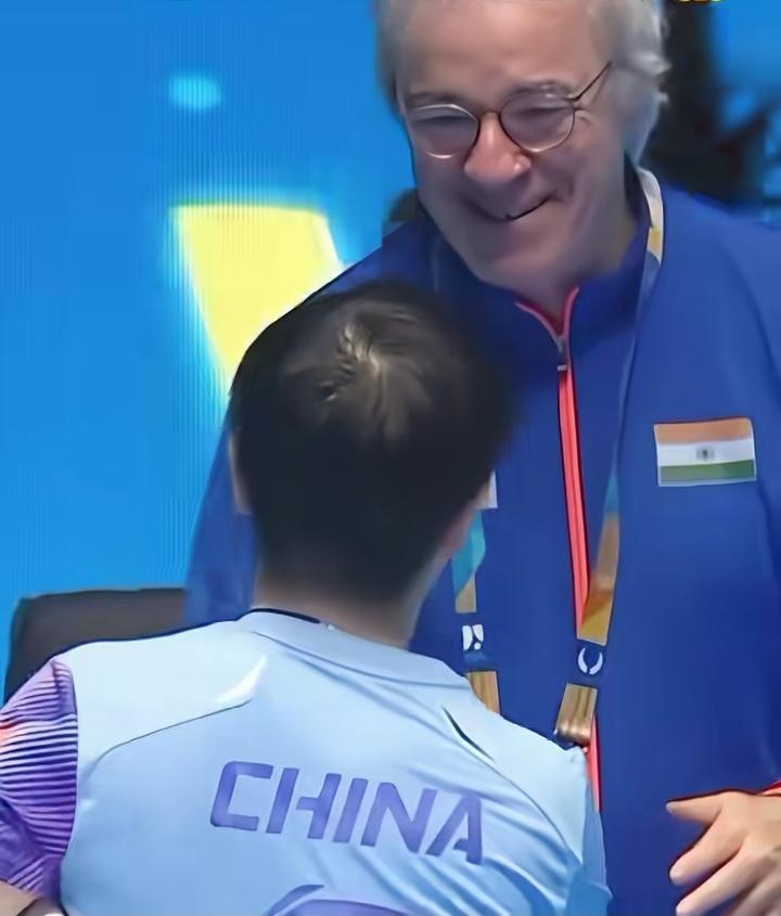 孙颖莎就是这么让人稀罕，印度教练看到孙颖莎笑得是真开心呀，他们笑着互相握手，印度