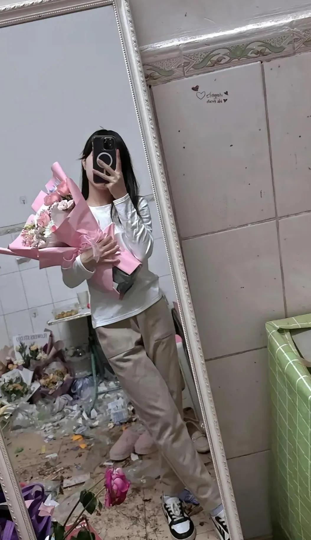 看不出来，这姑娘很受男人喜欢，家里好多花了。