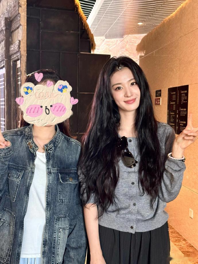 #偶遇镜头下的王楚然# 网友澳门邂逅王楚然，气质绝佳，总是让人惊艳。 ​​​