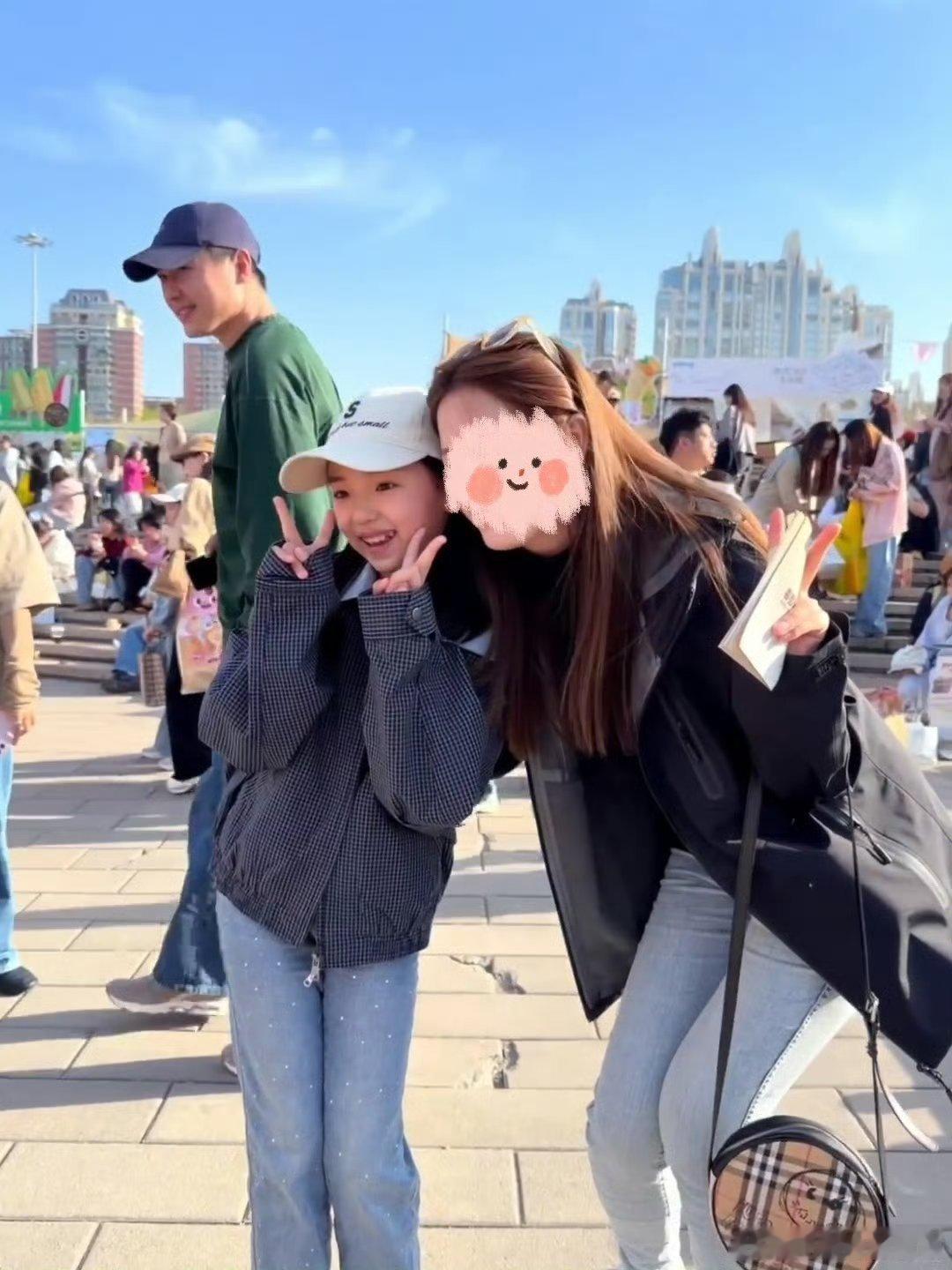 小酒窝和爸爸逛面包节小酒窝简直是人间小太阳！逛面包节大方跟路人互动，笑容甜滋滋的